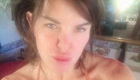 Alba Parietti e la prova costume su Instagram: bikini perfetto a 59 anni