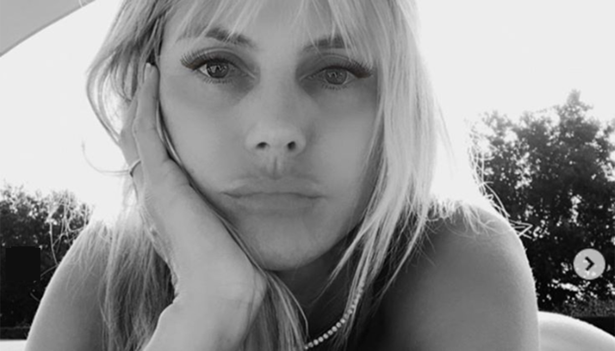 Heidi Klum, per i 47 anni un nudo artistico in giardino