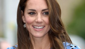 Kate, abito colorato per la chiamata con la Famiglia Reale. Ed è stupenda