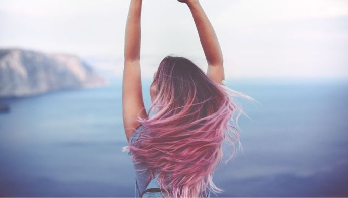 ragazza con i capelli rosa