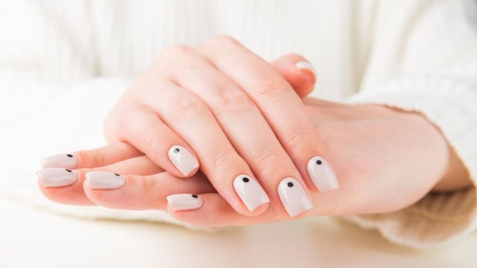 Unghie con puntino: come realizzare una manicure minimal ma di gran moda