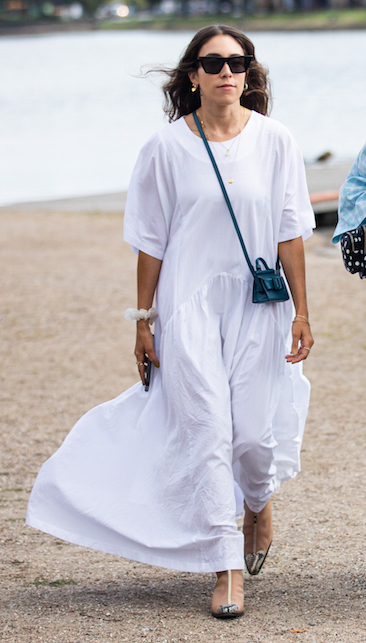L'abito bianco d'estate: ecco come abbinarlo con stile