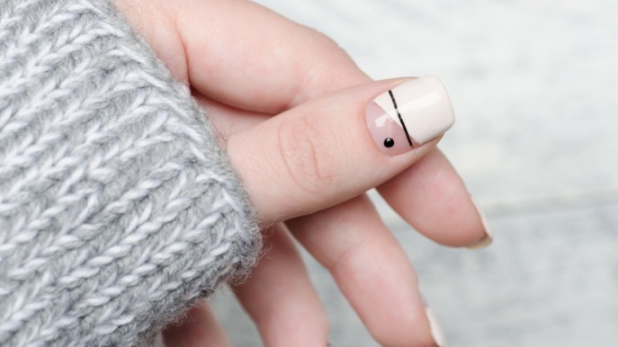 Unghie con puntino: come realizzare una manicure minimal ma sempre di tendenza