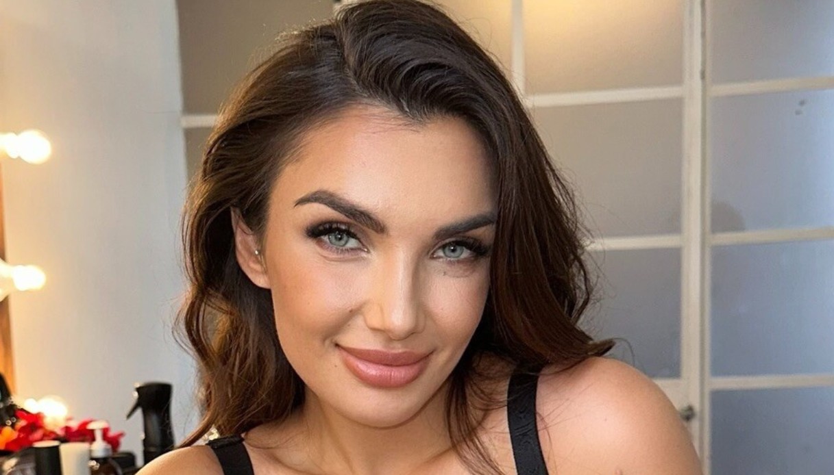 Elettra Lamborghini splende in bikini e risponde alle critiche su La Isla