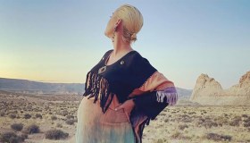 Katy Perry, pancione e ispirazione nel deserto
