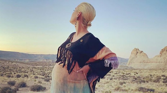 Katy Perry, pancione e ispirazione nel deserto