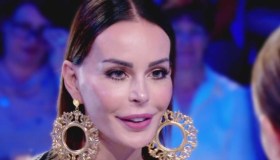 Nina Moric ritrova l’amore al fianco di un uomo misterioso, la foto su Instagram