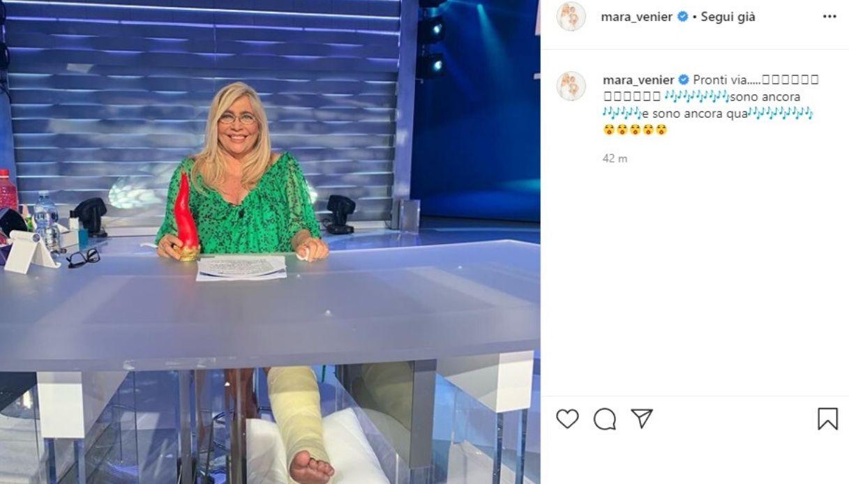 Mara Venier con la gamba ingessata su Instagram