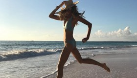 Elle Macpherson: “The body” bionica a 58 anni