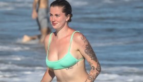 Ireland Baldwin, sirenetta a Malibu più bella di mamma Kim Basinger