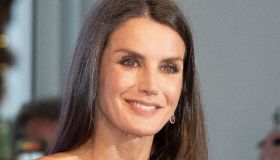 Letizia di Spagna, splendida in rosso sfoggia braccia toniche e silhouette perfetta
