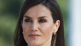 Letizia di Spagna elegante in blu. E Leonor e Sofia risplendono