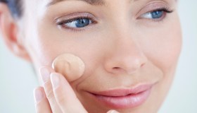 Crema colorata: perché in estate preferirla al fondotinta