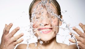 Skincare routine veloce con prodotti essenziali, a prova di caldo