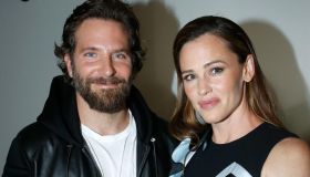 Bradley Cooper e Jennifer Garner in spiaggia a Malibù: complici e affiatati