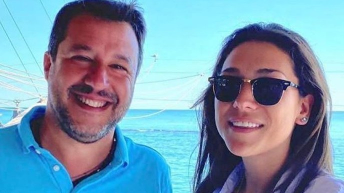 Francesca Verdini al mare con Matteo Salvini: il look con camicia è perfetto