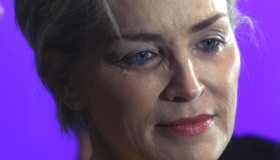 Sharon Stone su Instagram: “Mia sorella ha il Coronavirus, indossate la mascherina”