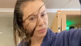 Alyssa Milano: Il Covid mi ha fatto perdere i capelli. Fate attenzione