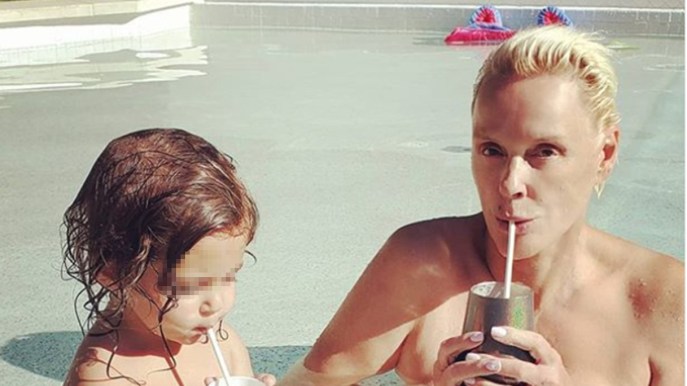 Brigitte Nielsen, 57 anni, party in piscina con Frida, 2 anni