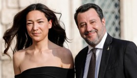 Francesca Verdini al mare con Matteo Salvini: il look con camicia è perfetto