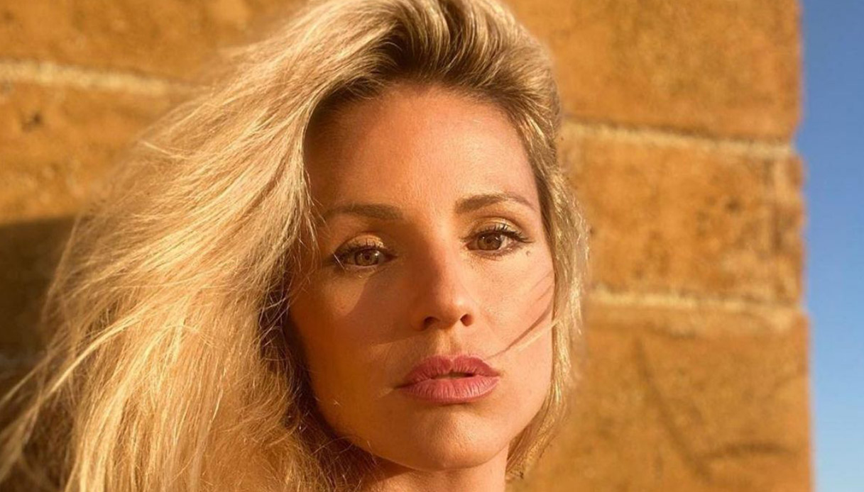 Michelle Hunziker bellissima con Aurora, vacanza da sogno in Sicilia