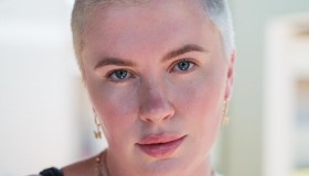 Ireland Baldwin, la figlia di Kim Basinger aggredita in un parcheggio: lo sfogo su Instagram