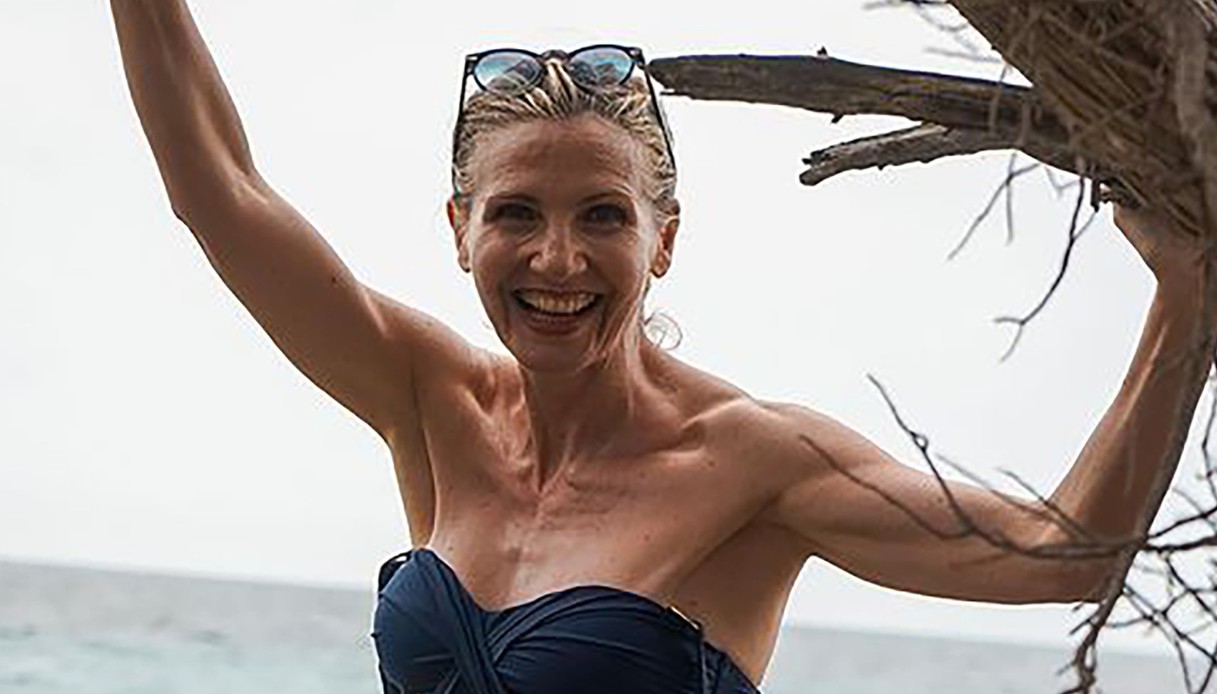 Lorella Cuccarini in bikini con il marito: a 54 anni è stupenda