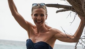 Lorella Cuccarini in bikini con il marito: a 54 anni è stupenda