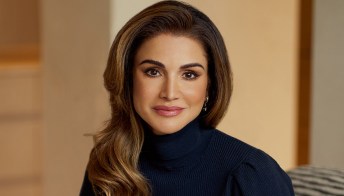 Rania di Giordania compie 50 anni: vita privata e look iconici della Regina che incanta il mondo