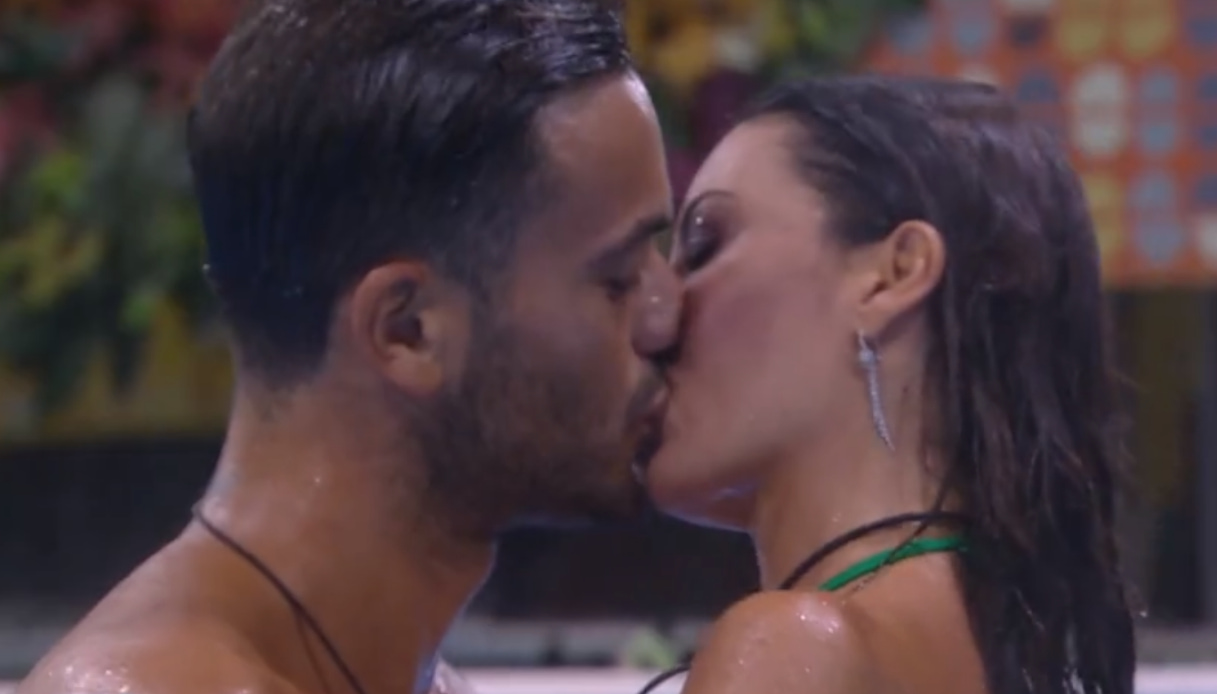 GF Vip, la Gregoraci scherza sul bacio con Petrelli e parla di Briatore