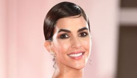 Venezia 77, Rocio sfila senza Raoul. E la Incontrada splende in rosso