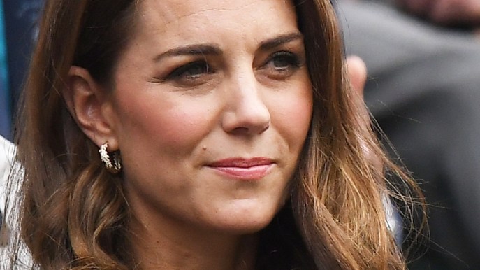 Kate Middleton accompagna i figli George e Charlotte a scuola e infrange le regole