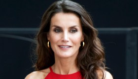 Letizia di Spagna compie 48 anni e incanta. Mentre i suoi capelli grigi fanno tendenza