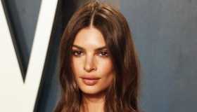 Emily Ratajkowski è incinta: la foto del pancino su Instagram