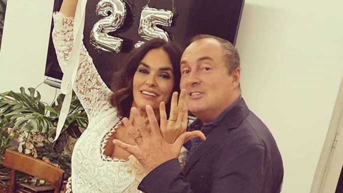 Maria Grazia Cucinotta bellissima in bianco su Instagram, festeggia 25 anni d’amore
