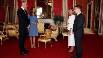 Kate Middleton a Buckingham Palace con l’abito su misura