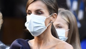 Letizia di Spagna splendida in blu, torna in pubblico con la suocera