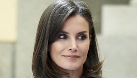 Letizia di Spagna osa con la gonna in pelle che Meghan Markle le ha copiato