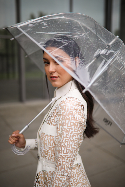 ragazza con ombrello trasparente