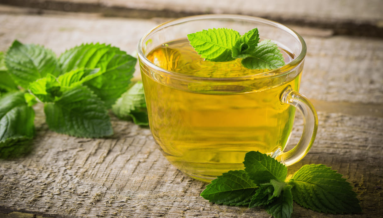 Tè verde con foglie di menta, fresco e primaverile - Biblioteque