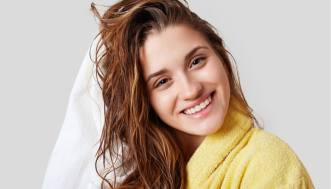 7 consigli smart e alla portata di tutte per capelli al top anche in estate