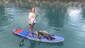 In barca a raccogliere i rifiuti. Famiglia naviga gli oceani e trasforma gli oggetti trovati in accessori