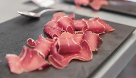 Bresaola: proprietà, calorie e come inserirla nella dieta