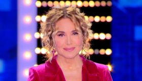 Live, Barbara D’Urso favolosa col tailleur lampone: è un vulcano di energie
