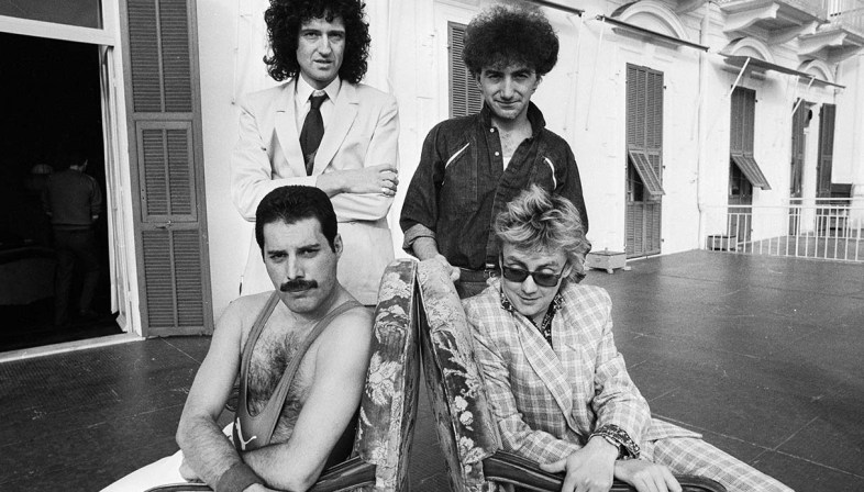 Freddie Mercury: storia, carriera e vita privata di una leggenda