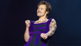 Harry Styles, chi è (e perché piace così tanto) il cantante per cui c’è fila da una settimana