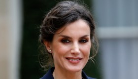 Letizia di Spagna osa con la gonna in pelle nera e sfida Meghan Markle