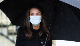 Letizia di Spagna affronta la pioggia con gli stivali, il look fa già tendenza