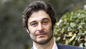 Lino Guanciale racconta il suo Commissario Ricciardi e sfida Montalbano