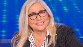 Domenica In, Tiziano Ferro da Mara si emoziona: l’alcol, i bulli e l’amore per il marito